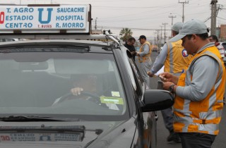 Controles a taxis colectivos en Arica